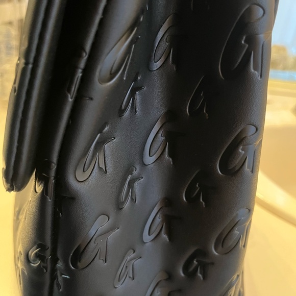 Elegant Black Embossed Shoulder Bag - Picture 2 of 4